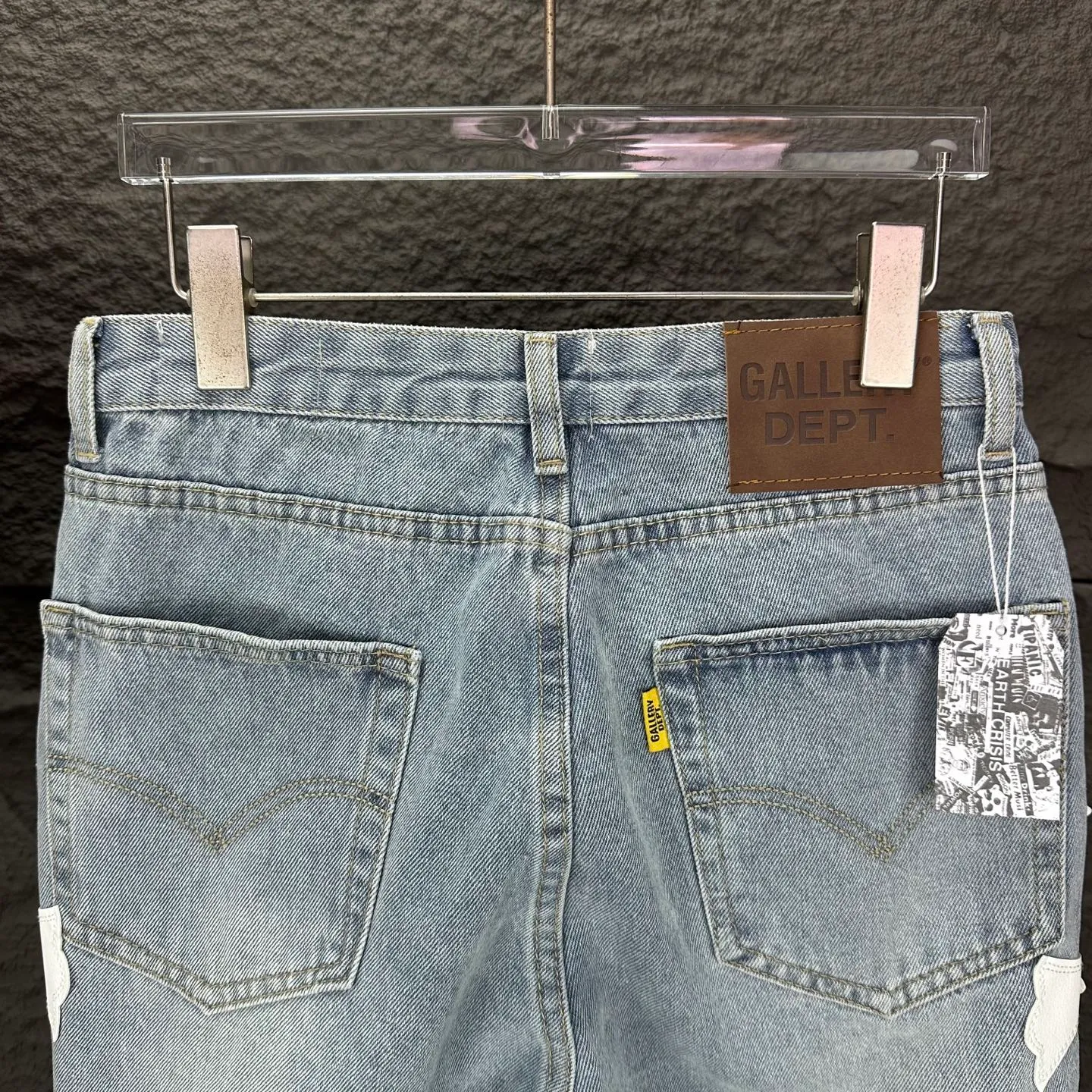 P290 GALLERY DEPT. Co-branded 2025 new multi-stitched cross patch leather couple style loose washed flared jeans 🔥High version🔥High version🔥 Top ceiling quality Styles with different washed textures are very friendly to people with thin legs and thick legs. The straight version is very flattering to the leg shape. Moderate length that never goes out of style, easy to match with casually, basic styling for various styles, a must-have in the wardrobe! The fabric is stiff but also makes the upper body soft without losing texture. The washing process is even more perfect. It is a must-have item for everyone! ! ! Washed wheat, hang tag, pants label, complete with three labels Color: light blue Size: 28, 30, 32, 34, 36 (five sizes)